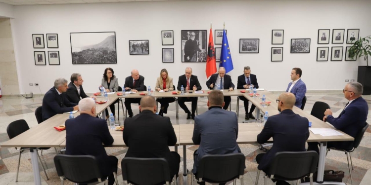 Edhe Shqipëria dështon t’i bindë politikanët shqiptarë nga Lugina të garojnë me një listë të përbashkët