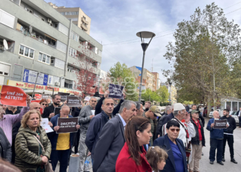 Protestohet për Astrit Deharin, familjarët akuzojnë Prokurorinë për mos-zbardhjen e rastit