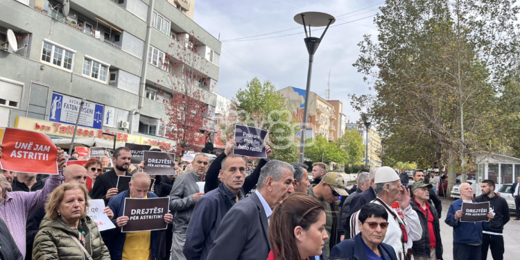 Protestohet për Astrit Deharin, familjarët akuzojnë Prokurorinë për mos-zbardhjen e rastit