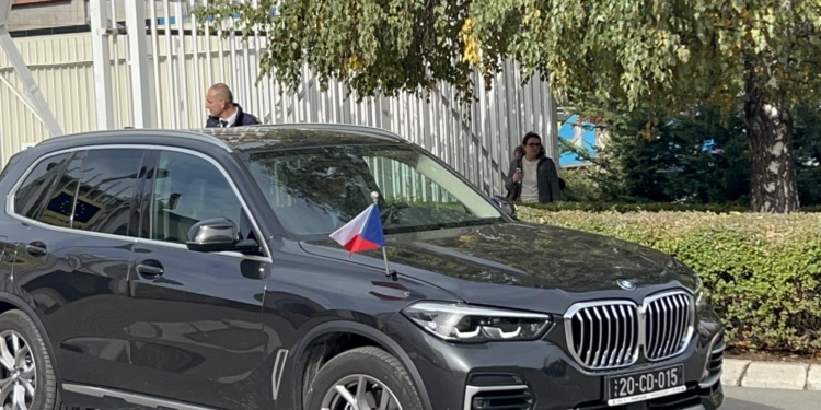 Përfundon takimi i Lajçakut me ambasadorët