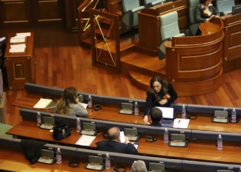 Fushata kundër dhunës me bazë gjinore/ Bytyqi u vendos deputetëve simbole në formë të lules