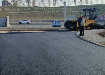 Fillon asfaltimi i rrugës nën rrethrrotullimin e Lakrishtes