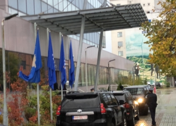 Takimi me NJSI-në, Sveçla arrin në objektin e Qeverisë