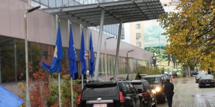 Takimi me NJSI-në, Sveçla arrin në objektin e Qeverisë