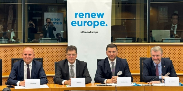 Krasniqi në Bruksel: BE duhet t’i heq sa më parë masat e padrejta ndaj Kosovës