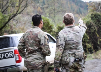 Ushtarët e KFOR-it patrullojnë në Leposaviq