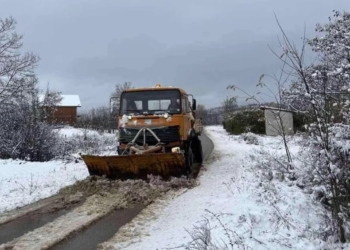 Pas reshjeve të borës, rrugët në Vushtrri janë të kalueshme  
