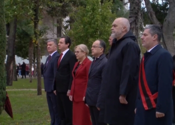 Kurti merr pjesë në ceremoninë e ngritjes së flamurit në Vlorë, krah Ramës e Begajt