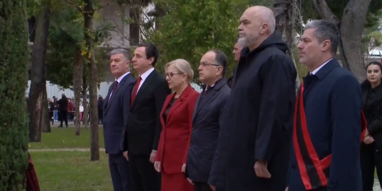 Kurti merr pjesë në ceremoninë e ngritjes së flamurit në Vlorë, krah Ramës e Begajt