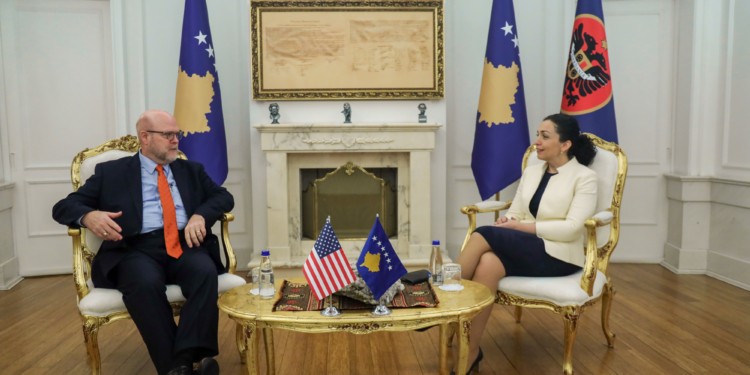 Osmani takohet me Hovenierin, diskutojnë për zhvillimet politike në vend