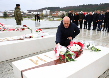 Haradinaj bënë homazhe në Prekaz: Komandant, ti veç ditëlindje ke