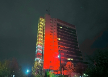 Ndërtesa e Qeverisë së Kosovës ndriçohet në të kuqe