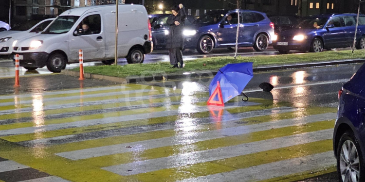 Një grua goditet nga vetura në Prishtinë