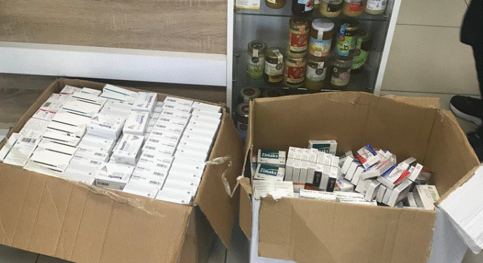 Policia gjen 22 lloje të barnave pa banderola në Pejë, arrestohet një person