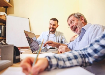 Si të silleni me kolegë më të moshuar?