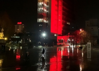 Reshjet e shiut pengojnë festën e qytetarëve në orët e mbrëmjes