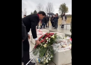 Basha bën homazhe te varri i komandantit, Adem Jashari