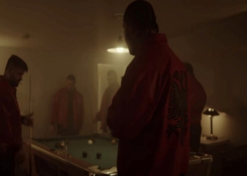 Drake me flamur shqiptar, përmend Prishtinën