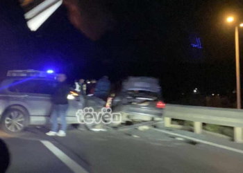 Tre persona të lënduar në një aksident në magjistralen Pejë – Prishtinë