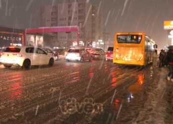 Bora e parë krijon kolonë e tollovi në disa rrugë