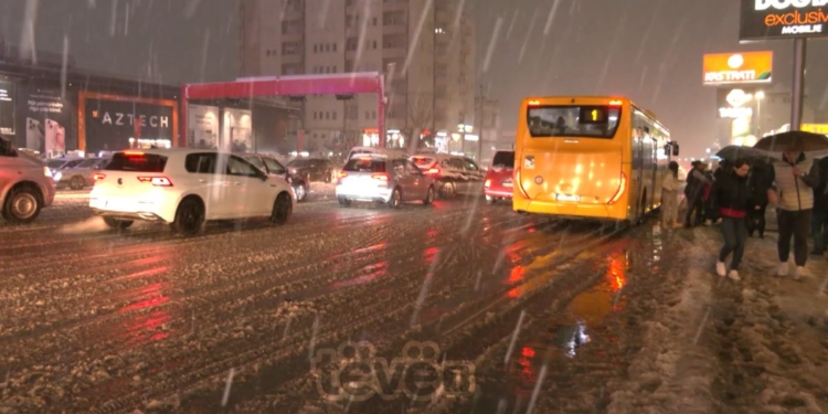 Bora e parë krijon kolonë e tollovi në disa rrugë