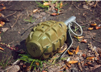 Shtien me armë nga vetura dhe ikë, policia rrugës gjen edhe granatë dore me siguresë