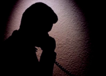 E rrah gruan dhe ia kërcënon vëllain përmes telefonit, arrestohet gjakovari