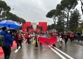 Shqiptarë nga gjithë bota mblidhen në Paradën kuqezi