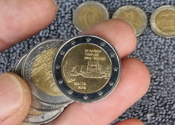 Deponoi 251 monedha 2-euroshe të falsifikuara në bankë, nisin hetimet