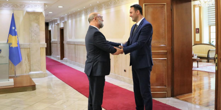 Konjufca priti në takim ambasadorin e ri të Shqipërisë, Petrit Malaj