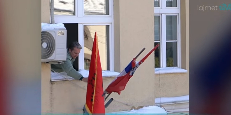 Vendoset flamuri kombëtar shqiptar në Luginë