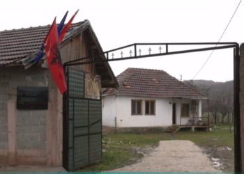 Llausha nderohet për kontributin në luftë