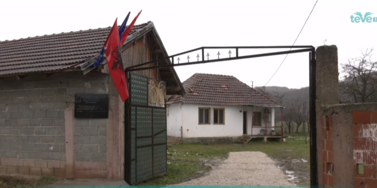 Llausha nderohet për kontributin në luftë