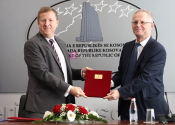 Szunyog nesër te Bislimi, ia dorëzon raportin e KE-së për Kosovën