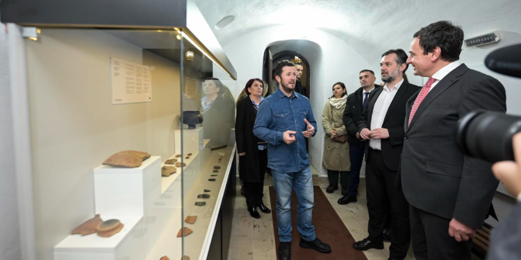 Kurti vizitoi Muzeun Arkeologjik të Prizrenit