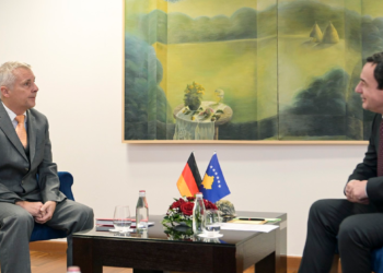 Ambasadori gjerman takon Kurtin, ia dhuron edhe një libër