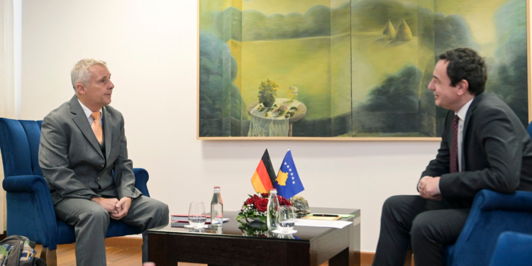 Ambasadori gjerman takon Kurtin, ia dhuron edhe një libër