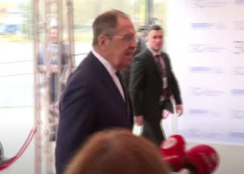 Lavrov ik nga pyetjet e gazetarëve në Shkup