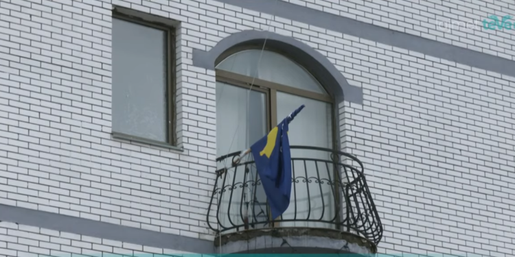 Flamuri i Kosovës vazhdon valvitjen në veri