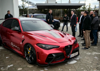 Kurti vizitoi një fabrikë në Prizren, përfituese e masës 2.1