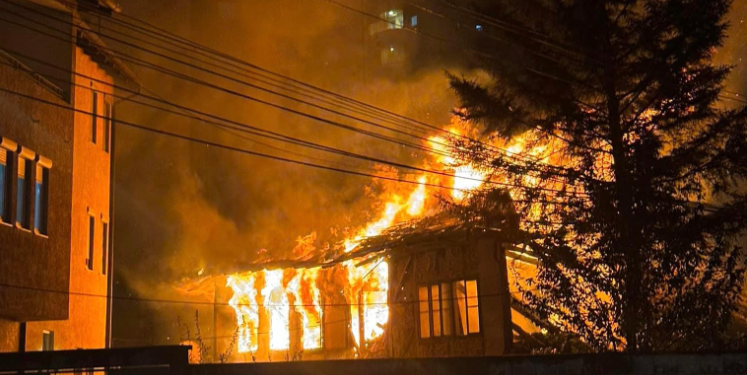 Çeku thotë se restaurimin e shtëpisë së familjes Koroglu “do e paguajnë ata që i vunë flakën”