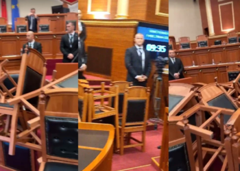 Kuvendi kthehet në “fushëbetejë”/ Deputetët e opozitës marrin karriget e mazhorancës dhe i përmbysin në Foltore