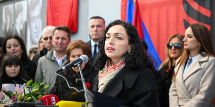 Presidentja Osmani merr pjesë në përurimin e pllakës së Familjes Dumoshi