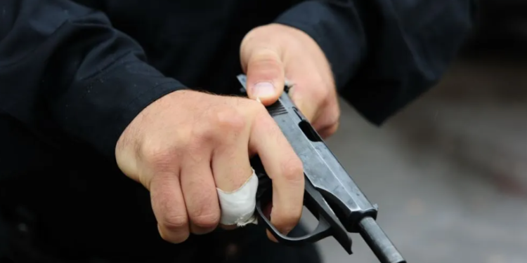 Shkëmbim zjarri mes grabitësve dhe policëve në Ferizaj, nuk ka të lënduar