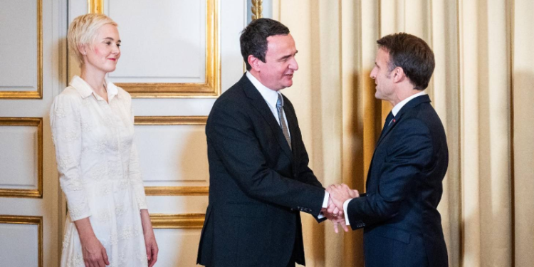 Kurti pritet në Pallatin Élysée nga Macron