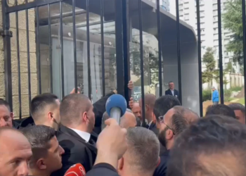 Tensione para Kuvendit, tetë deputetëve të opozitës nuk u lejohet hyrja