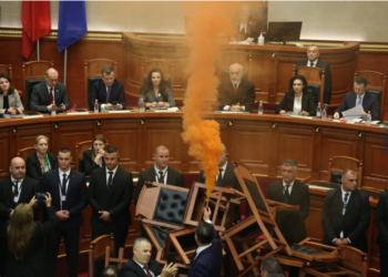 Mes tensioneve, Kuvendi në Shqipëri miraton në parim projektbuxhetin