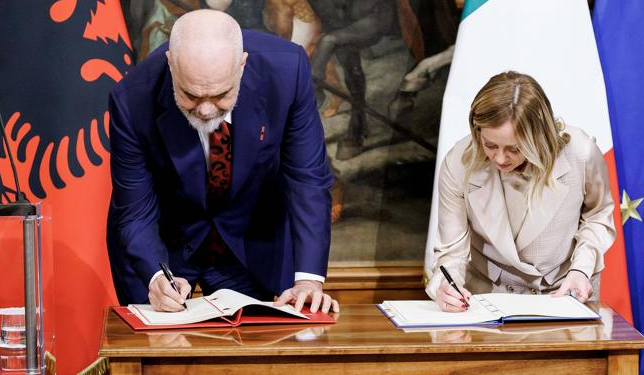 Rama kritikohet për mos transparencë me marrëveshjen për refugjatët