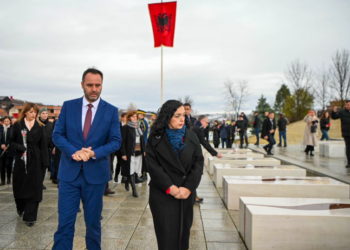 Liderët institucional dhe partiak, homazhe në kompleksin “Adem Jashari”