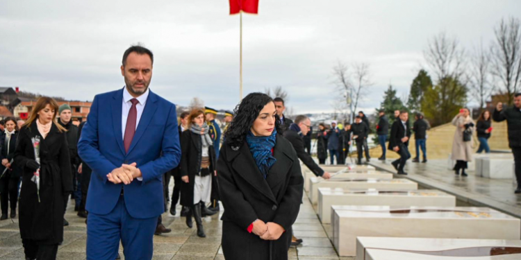 Liderët institucional dhe partiak, homazhe në kompleksin “Adem Jashari”